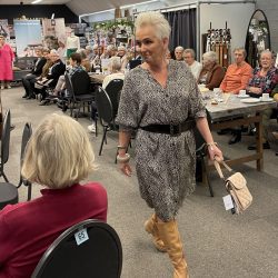 20230327 KBO-bezoek_Bazus_modeshow (66)